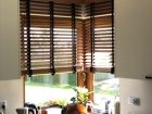 Żaluzje drewniane 50 mm łączenie na oknach narożnych